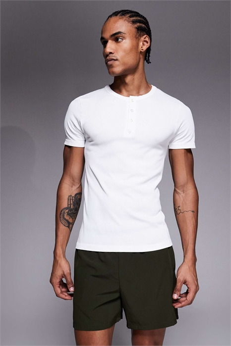 Футболка-хенли с бесшовной ребристой отделкой и зауженным кроем артикул 153363623