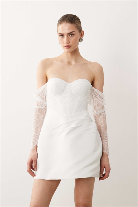 Свадебное мини-платье с открытыми плечами и кружевными рукавами артикул 154049779