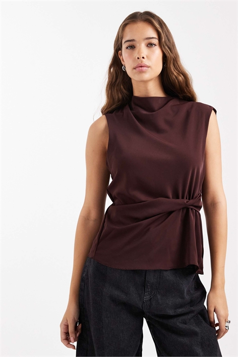Топ без рукавов с высоким воротником и закрученным элементом на талии артикул 150785308