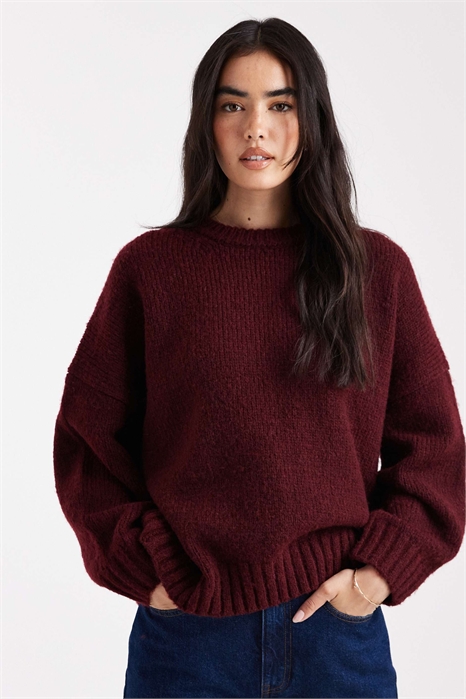 Свободный свитер с круглым вырезом и закруглённым низом артикул 153593514