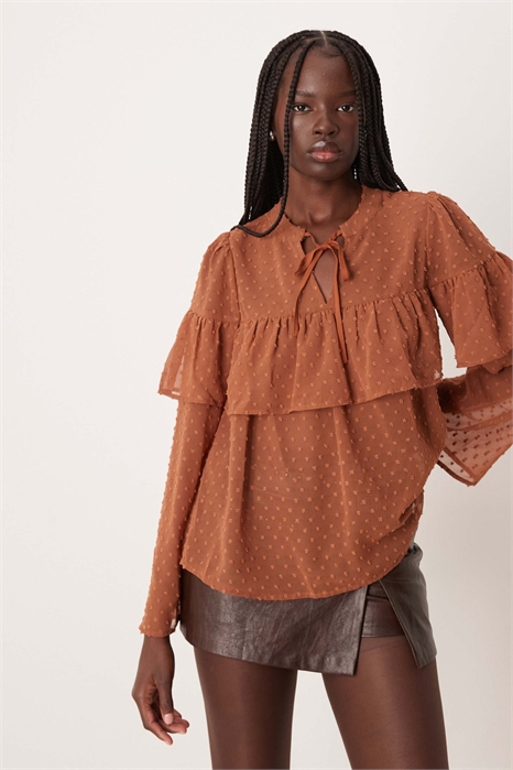 Блузка в стиле бохо из прозрачной ткани с добби-узором и оборками артикул 153048380