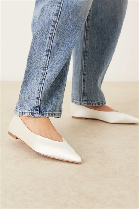 Балетки Ludo с заостренным носком из атласа цвета слоновой кости артикул 152320832