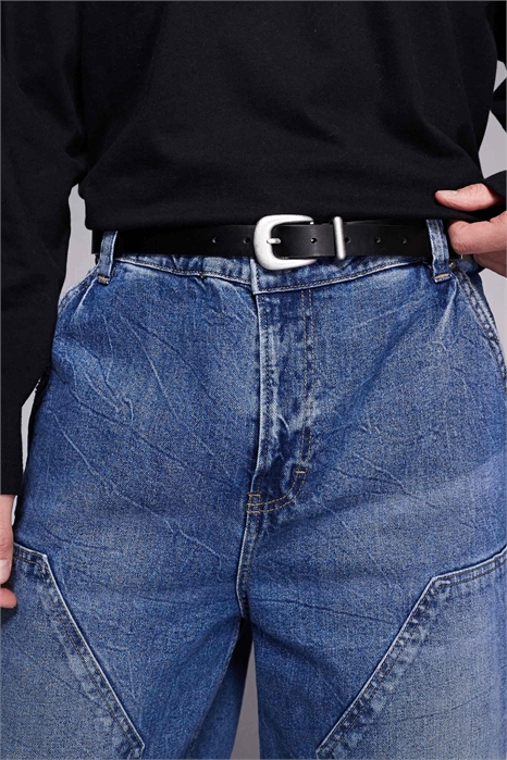 Тонкий ремень с изогнутой пряжкой и металлическим наконечником артикул 152471211