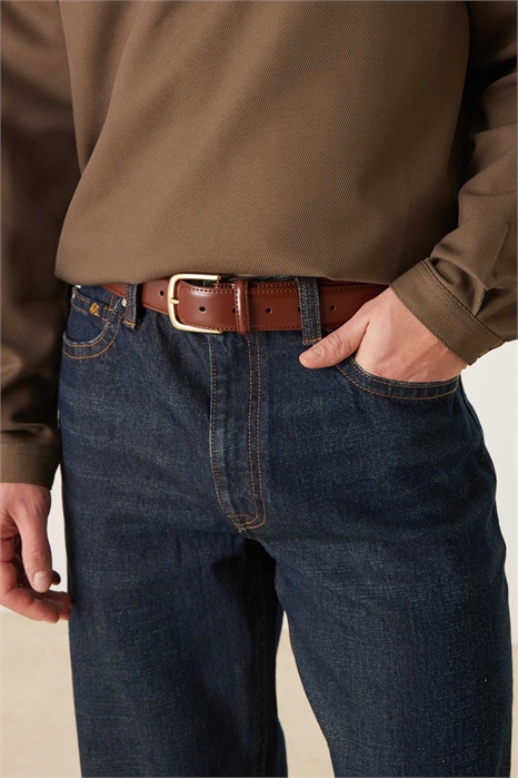 Стильный кожаный ремень с золотой пряжкой артикул 153149458