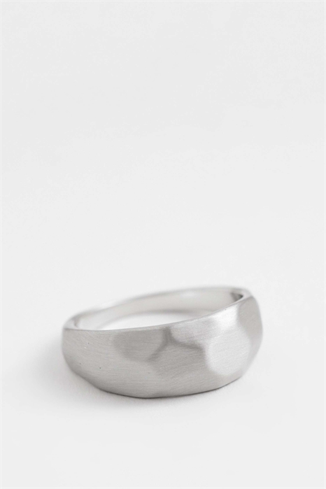 Кольцо с гранеными геометрическими элементами артикул 154340886