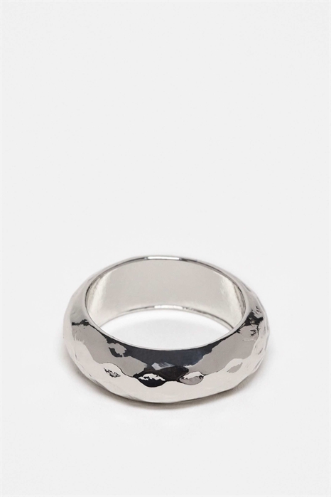 Кольцо с гладкой оправой и рельефной поверхностью артикул 147017559