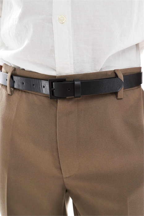 Стильный узкий ремень из искусственной кожи с матовой черной пряжкой артикул 148377182