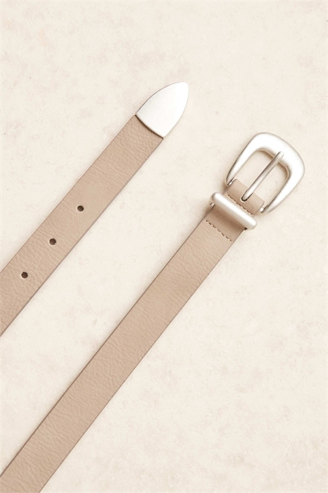 Тонкий ремень с изогнутой пряжкой и металлическим наконечником артикул 152469468