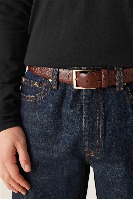 Стильный кожаный ремень с текстурой под крокодиловую кожу артикул 151024475