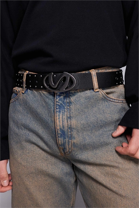 Ремень с овальной пряжкой из расплавленного металла и украшениями в виде отверстий артикул 152469794