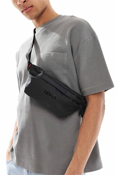 Тональный логотип на поясной сумке артикул 142323653