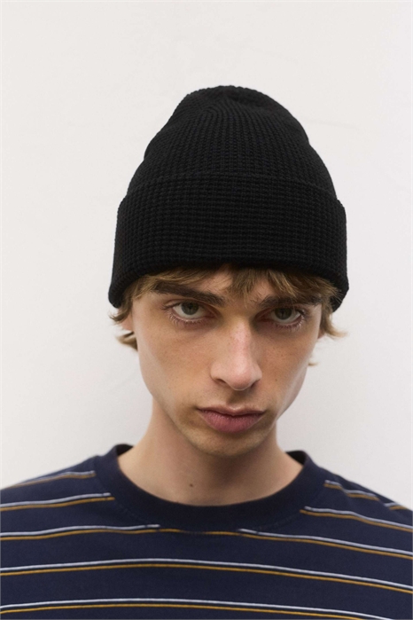 Шапка из вафельной вязки артикул 153785526