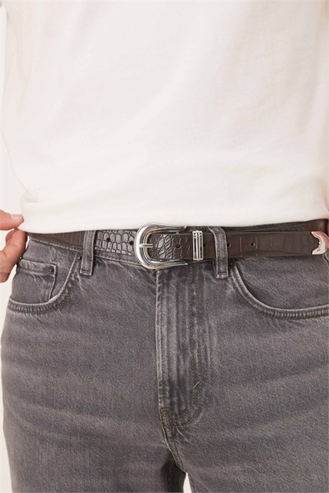 Тонкий ремень из искусственной кожи крокодила коричневого цвета артикул 150369749