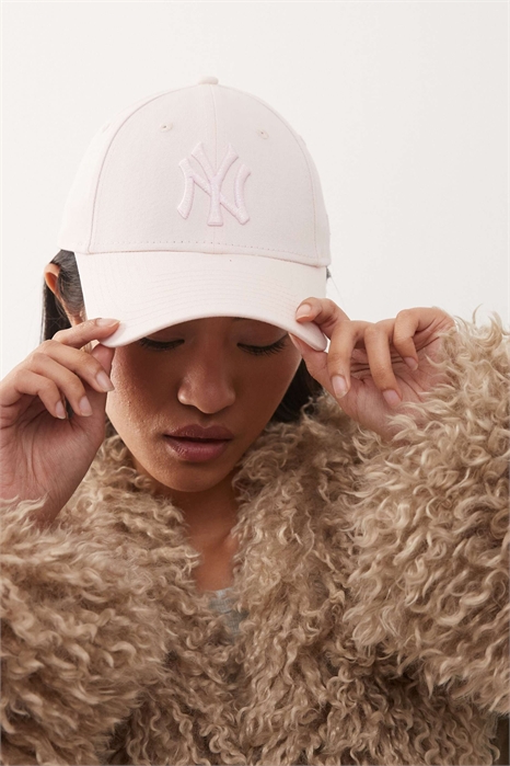 Женская кепка NY Yankees 9forty с металлическим логотипом артикул 154895099