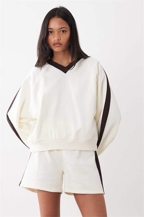 Свитшот с V-образным вырезом и полосками темно-синего и кремового цветов co-ord артикул 156110969