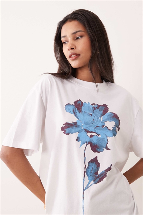 Футболка свободного кроя с короткими рукавами и принтом в виде распустившегося цветка артикул 156005860