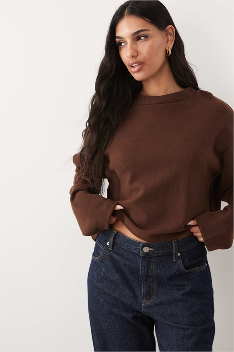 Мягкая укороченная футболка прямого кроя с длинными рукавами артикул 155128337