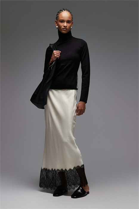 Юбка средней длины с косой отстрочкой из атласа и кружевной отделкой артикул 152738973