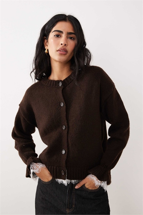 Вязаный кардиган с кружевными вставками и пуговицами артикул 153365395