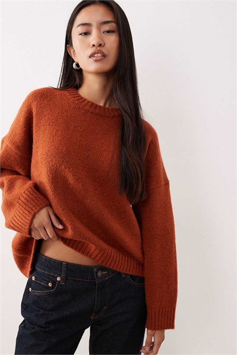 Свитер с круглым вырезом и закругленным подолом, большого размера, ржавого цвета артикул 152626548