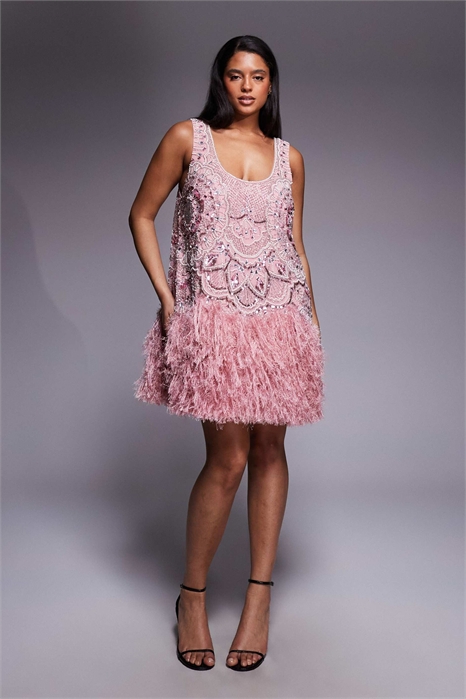 Мини-платье с вырезом «лодочка» и украшением в виде изгиба, с подолом из искусственных перьев артикул 149656952