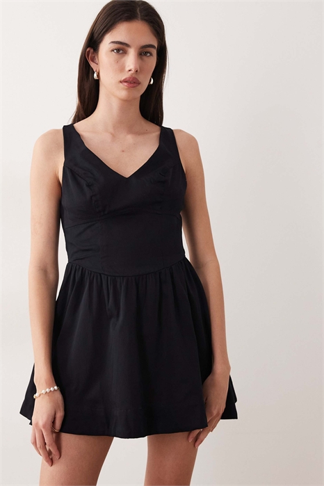 Мини-сарафан с зауженной талией, V-образным вырезом и декоративными швами артикул 152155931