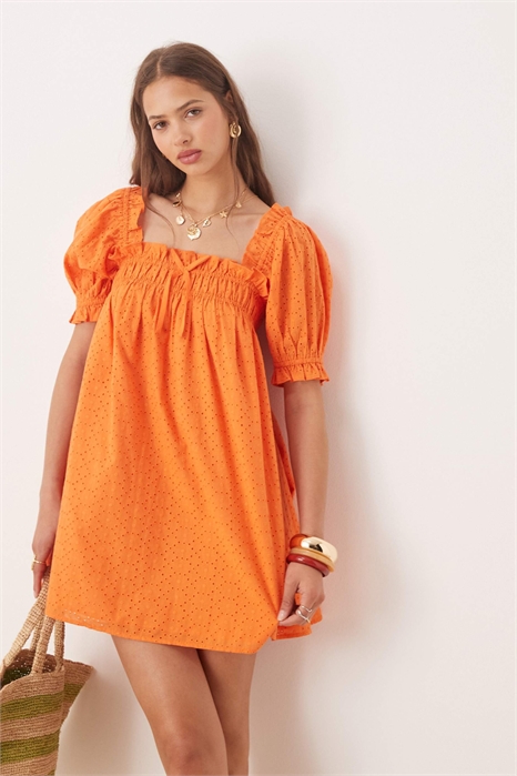 Платье с вышивкой и сборками артикул 142296676