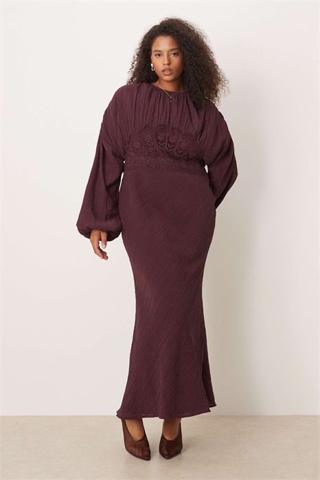 ASOS DESIGN Curve: макси-платье с круглым вырезом, объёмными рукавами и кружевной отделкой на груди артикул 148658452