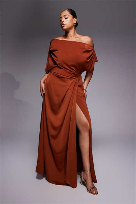 Эксклюзивное макси-платье ASOS DESIGN Curve из атласа с опущенными плечами и боковым разрезом артикул 153577989
