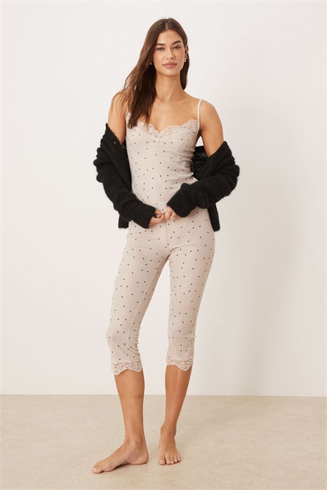 Пижама-капри с медовым оттенком, в горошек и с кружевной отделкой артикул 152011324