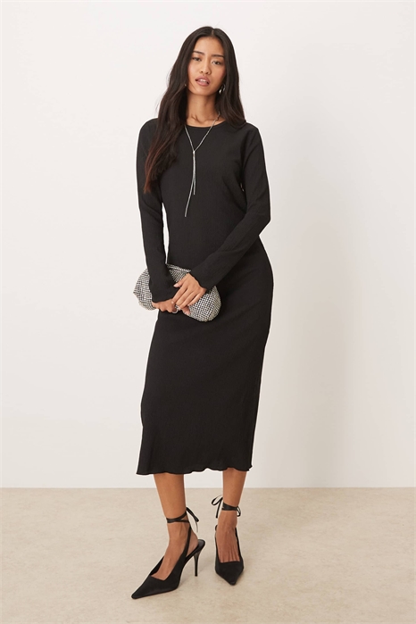 Платье средней длины с фактурной текстурой артикул 152931561