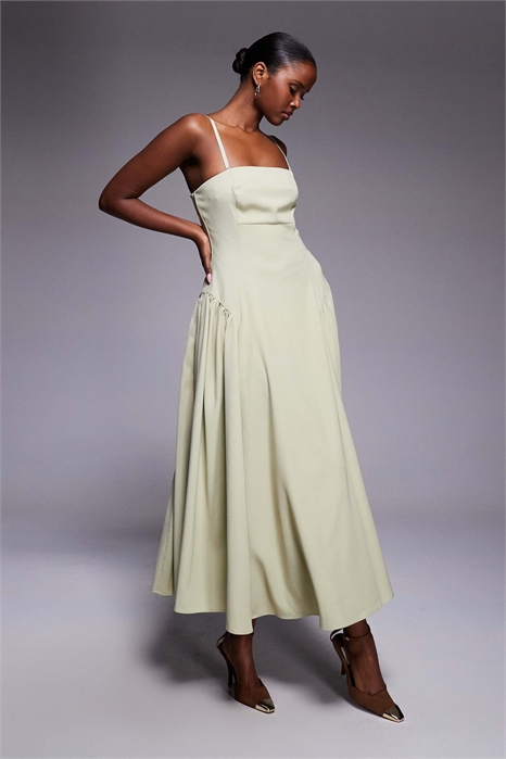 Лондонское платье средней длины с бандо и сборками на бедрах артикул 151699548