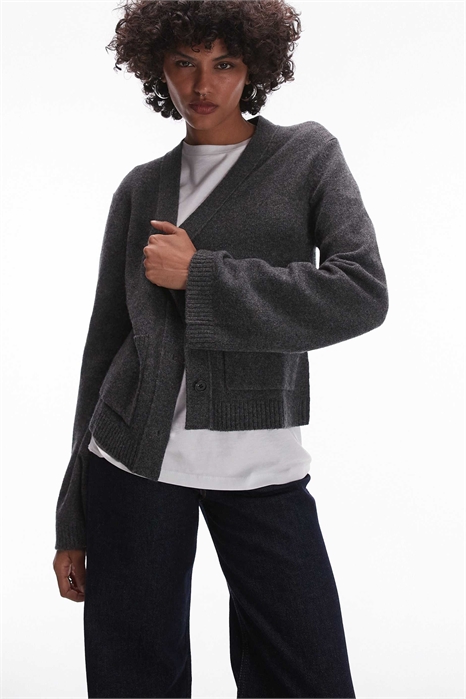 Кардиган из шерстяной текстурированной пряжи с V-образным вырезом и карманами спереди артикул 138033604