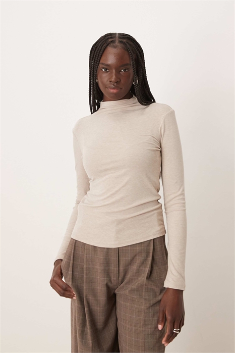 Футболка с высоким воротником и длинными рукавами артикул 154263539