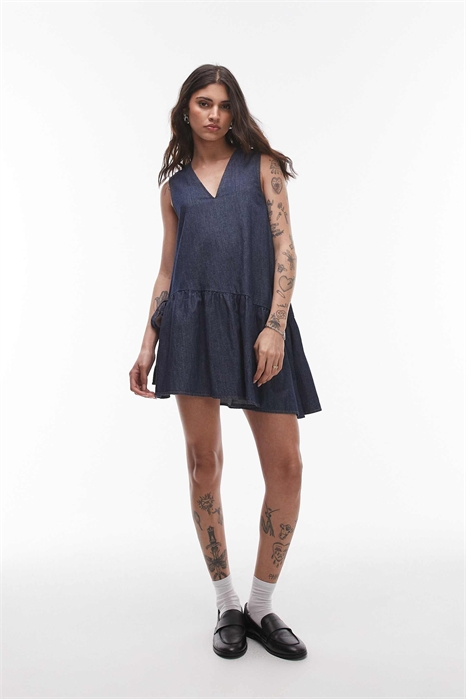 Джинсовое мини-платье с баской и бантиком артикул 141345624