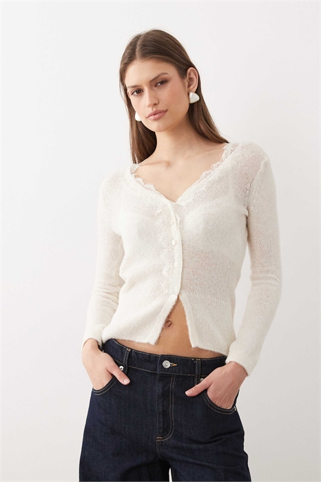 Кардиган с V-образным вырезом и нежным кружевом артикул 155128926