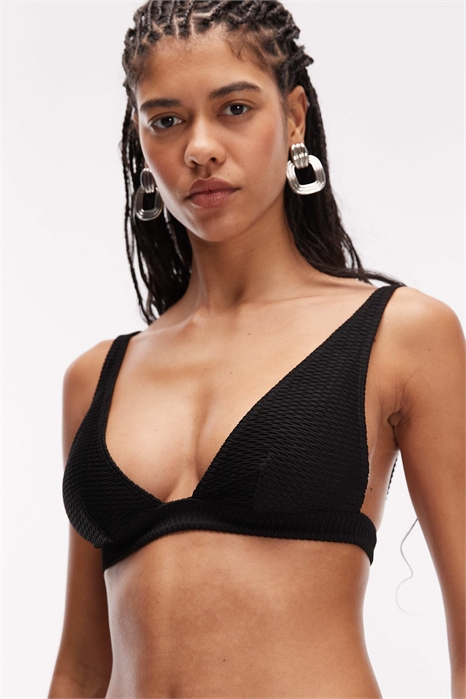 Комбинируйте топы-бикини с завязками за шеей и различной фактурой артикул 153651904