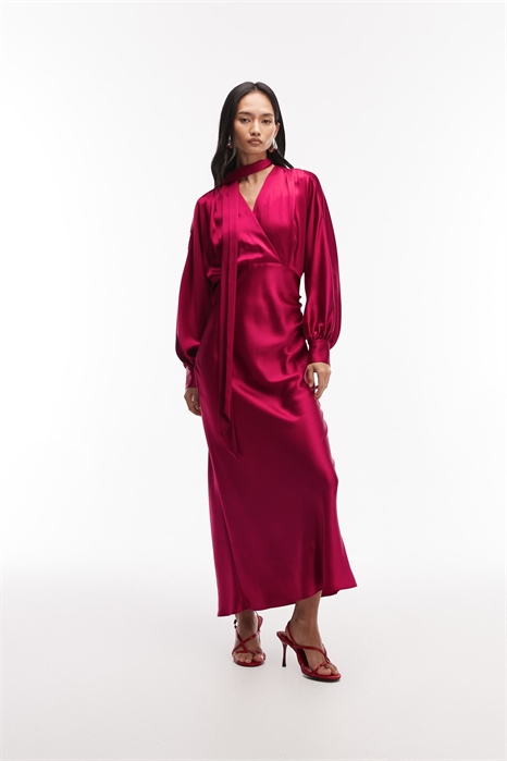 Атласное макси-платье с объемными рукавами и съемным шарфом артикул 154340364