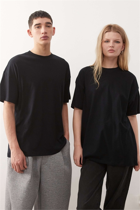Черная футболка унисекс артикул 148814835