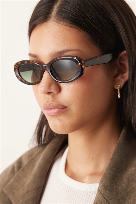 Овальные солнцезащитные очки артикул 152465389