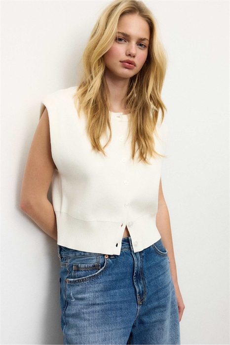 Вязаный жилет с накладными плечами артикул 155585136