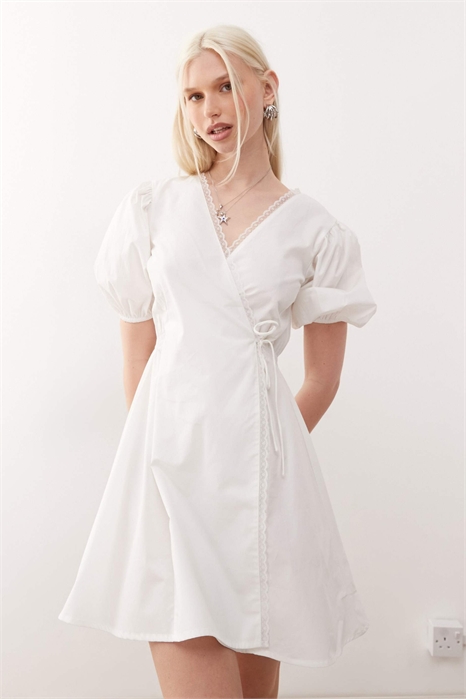 Мини-платье с кружевной отделкой по краю артикул 143301992