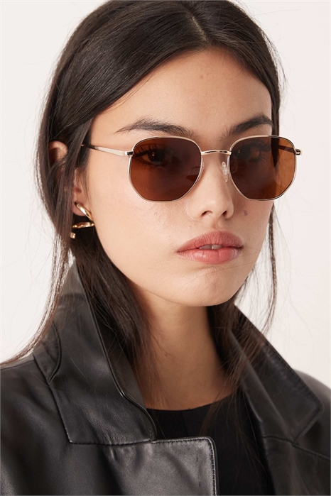 Солнцезащитные очки с поляризованными линзами в металлической оправе шестиугольной формы артикул 152665939