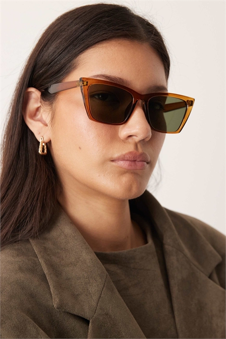 Угловатый узкий макияж «кошачий глаз» артикул 152465487