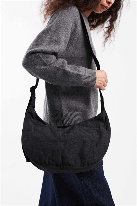 Средняя сумка через плечо из нейлона в форме полумесяца артикул 148487510