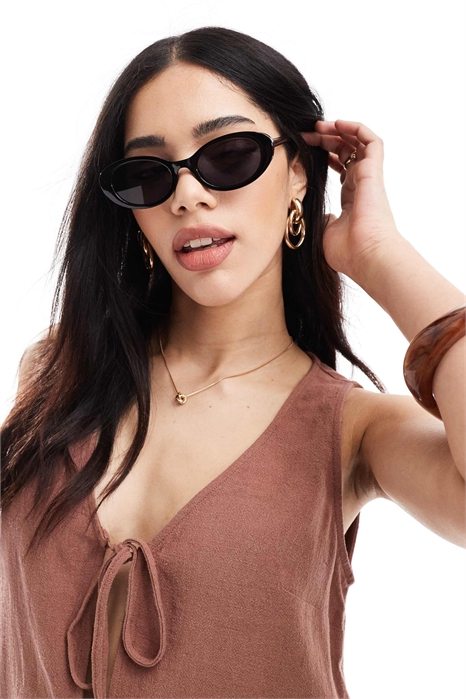 Очки в овальной оправе с черными стеклами артикул 141186180