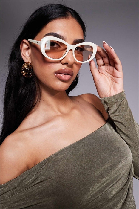 Эксклюзивные солнцезащитные очки в массивной овальной оправе артикул 153150553