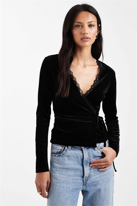 Бархатный топ с длинными рукавами и запахом артикул 153565340