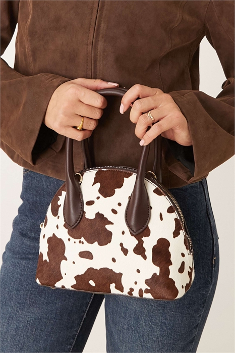 Сумка-болер из натуральной кожи с принтом «коровья шкура» и бантиком, со съемным ремнем через плечо артикул 148300596