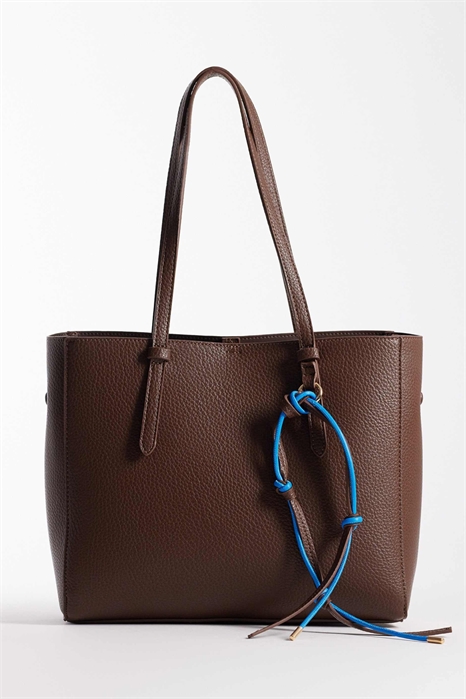 Текстурированная сумка-тоут с несколькими отделениями и съемным брелоком артикул 153891530